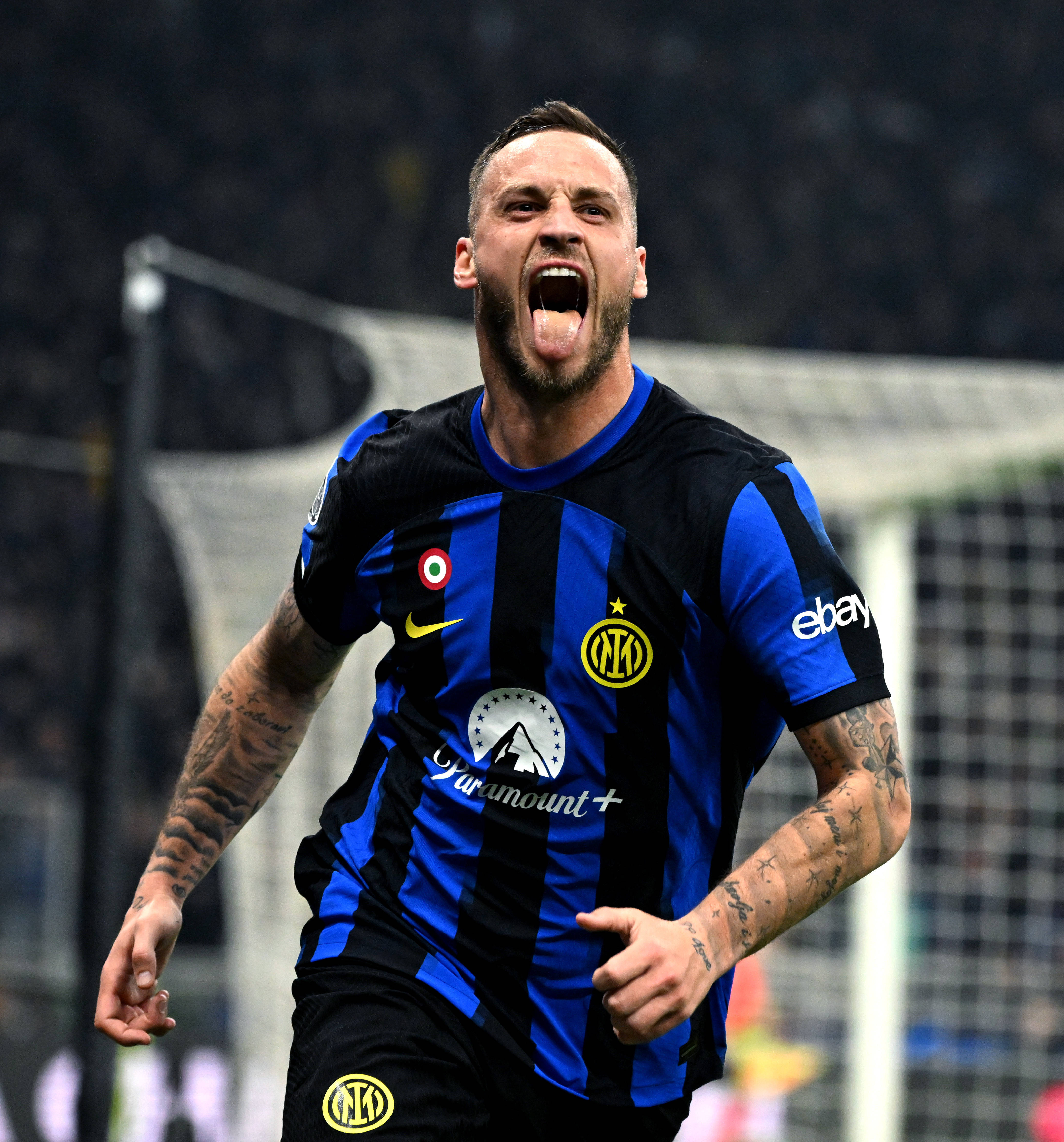 阿图什杯球员进球后跑上看台给母亲献花，后两黄变一红被罚下（阿图什杯球员破门后爬上看台向母亲献花，随即两黄变红遭罚下）