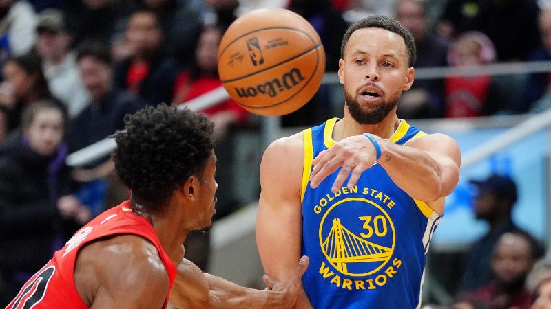 科克获赠马竞700场里程碑纪念球衣，并与全队合影留念（科克获马竞700场里程碑纪念战袍，全队合影致敬）