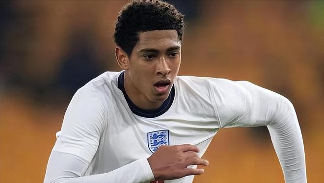 打进个人赛季德甲首球，丘库埃梅卡当选多特客战汉堡全场最佳（丘库埃梅卡收获赛季德甲首球，获评多特客场对阵汉堡全场最佳）