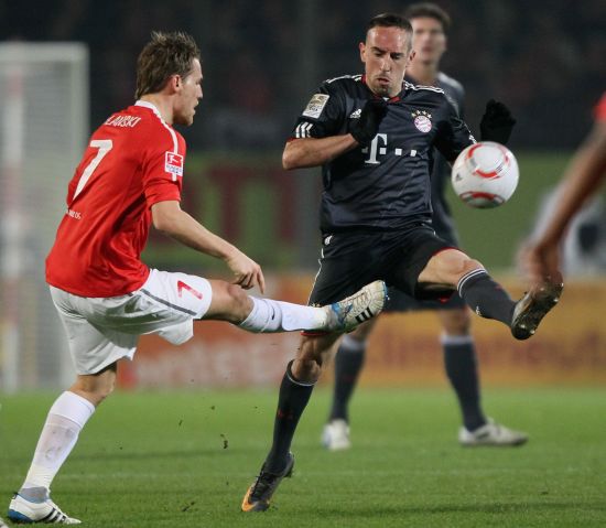 蛇精灵大战红魔鬼！意甲官方发布米兰德比预热海报（意甲发布米兰德比预热海报：蛇精灵对决红魔鬼）