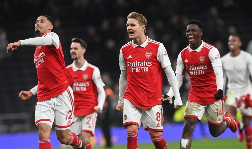 足球国足归化球员表现稳健，获媒体点赞（国足归化球员稳健发挥，获媒体好评）