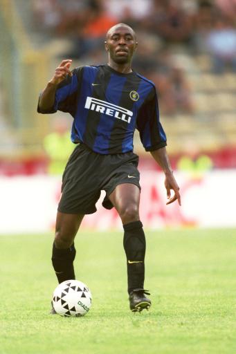 库尼亚：姆伯莫是个了不起的球员，能和他并肩作战很棒（库尼亚盛赞姆伯莫：他实力非凡，能与其并肩作战是种享受）