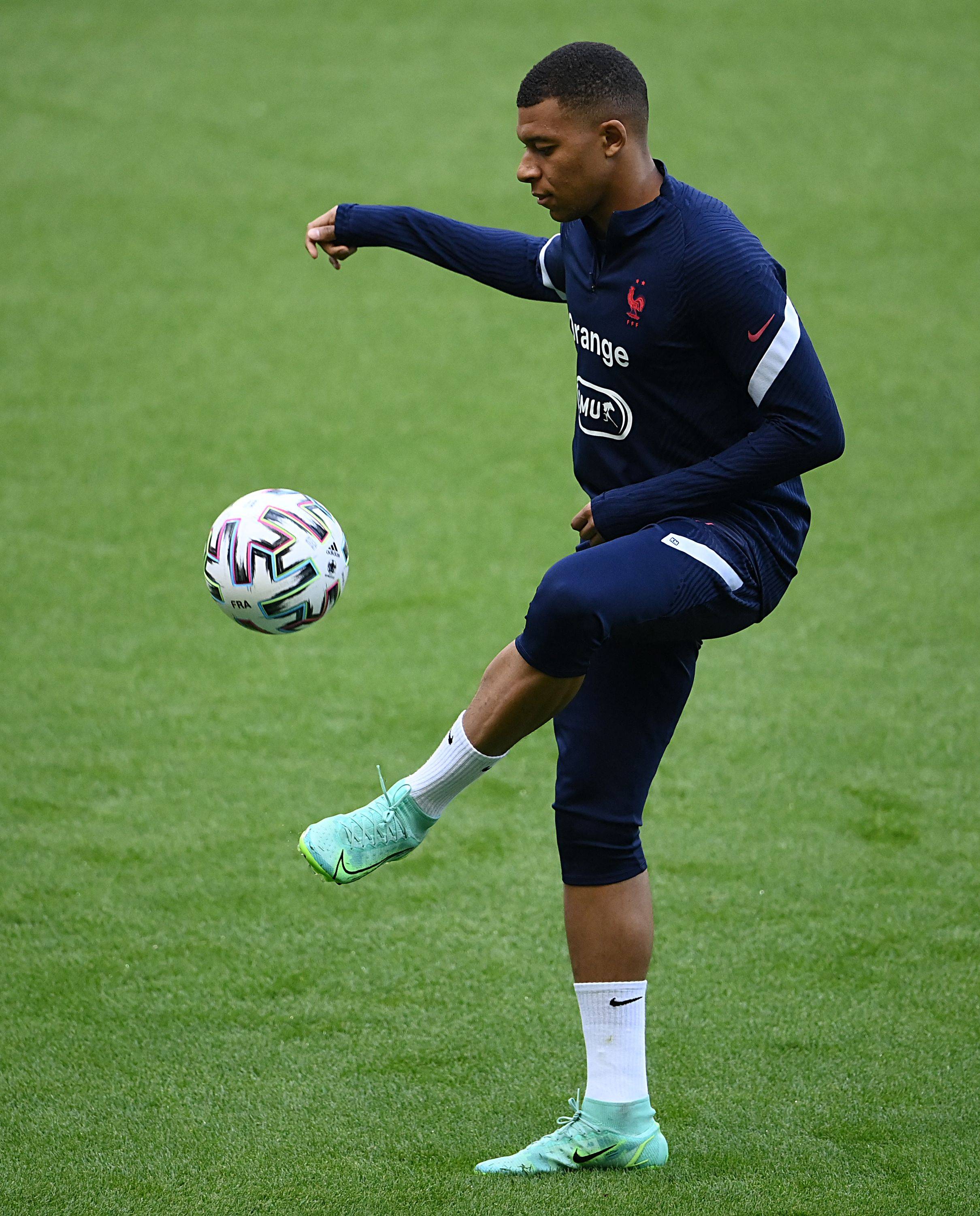 FC26美丽足球：维蒂尼亚、德容领衔，金外脚背夸雷斯马在列（FC26华丽足球：维蒂尼亚携德容压阵，金外脚背夸雷斯马上榜）