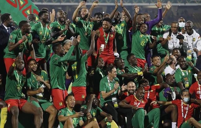 32岁津门虎王牌队长正式转会上港，亚冠首轮亮相柔佛引关注（32岁津门虎王牌队长官宣加盟上港，亚冠首轮对阵柔佛成焦点）