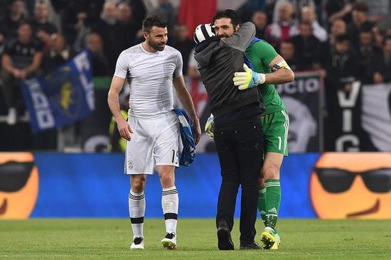 半场战报：葡萄牙体育2-0布鲁日，路易斯-苏亚雷斯传射（半场快讯：葡萄牙体育2比0领先布鲁日，路易斯-苏亚雷斯一传一射）