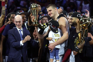 小法：不认为差距有那么大，有国米那种前锋你总会更接近胜利（小法：差距并不悬殊，若配备国米那样的前锋，胜利会更近）