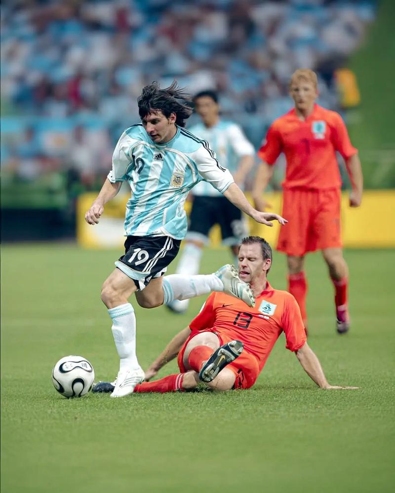 荣耀时刻，王燊超代表实现三连冠的上海海港捧起火神杯（高光时刻：王燊超代表三连冠上海海港高举火神杯）